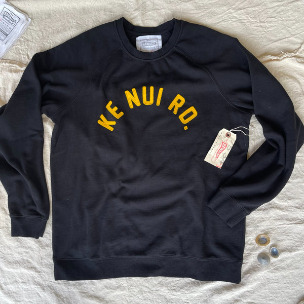 Mens Raglan Fleece Black x KE NUI RD. Gold applique